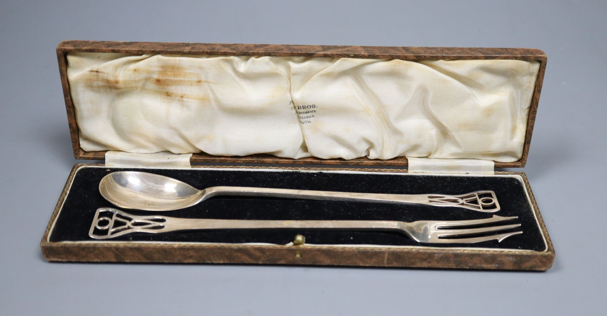 A cased George V Arts and Crafts silver pickle fork and spoon, Cooper Brothers & Sons, Sheffield, 1935, 18.9cm, 56 grams.